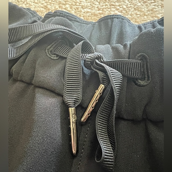 Lululemon Size 6 Black Capri Pants - Picture 2 of 5